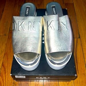 DKNY Gold Platform Laren Slides - worn 1x - Perfect for Summer
